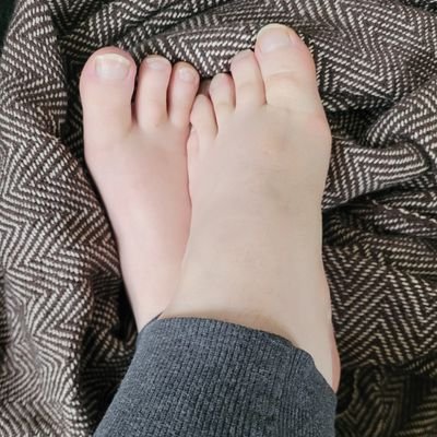 Size 4 Feet pics/videos for you to enjoy 😘
UK based 🇬🇧 
Payment through cashapp.
DM to let me know what you would like 💗