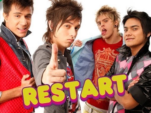 não sou nenhum dos integrantes da banda sou apenas uma super fã =] 
dona : @kallilanza