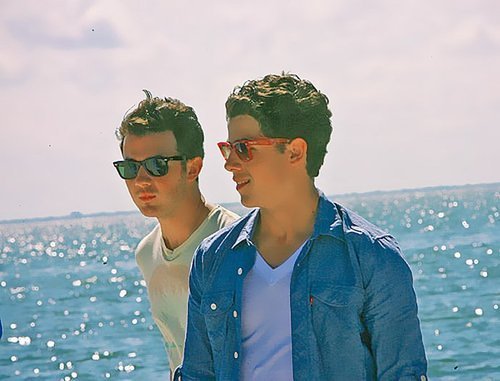 Stop hating the Jonas, they just wanna live their dream. We are here for support them. - Charline,Léa and Axelle. | just ask for a follow back.
