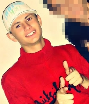 O doce do seu beijo
Enfeitiçou meu coração
Vivo noite e dia
Numa nuvem de paixão(8)