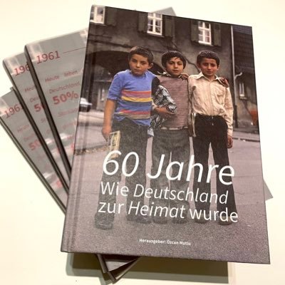 „60 Jahre - Wie Deutschland zur Heimat wurde“ mit 27 tollen Biografien und Geschichten vom Ankommen in der neuen Heimat. Hrsg. @oezcanmutlu Klicken&bestellen⬇️