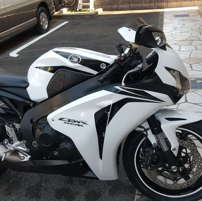 uvf0uUFFpT3wkQi's profile picture. 自由人　
愛バイク…CBR1000RR/ホンダエイプ100/CD90
愛車…グランドハイエースベースキャンピングカー
キャンピングカーの後にCD90積んで、旅先でプチツーリング！　
職…看護婦さん
猫3匹暮らし
その他趣味…車中泊で旅
言語...和歌山弁・English