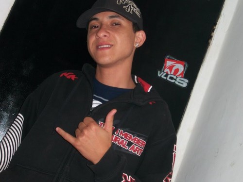Me perguntaram na escola c eu sou normal.
Eu disse loco todo mundo é mais poucas pessoas são normal o bastante para respeitar as diferenças.by:Danilo