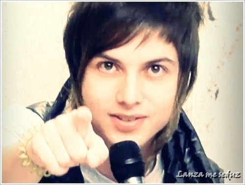 Lutando por quatro sorrisos, dedicado a @rockrestart. 
Dona (  @Fabii_sz_ ) Moderadora ( @laryporciuncula )
Since: 29/04/2011