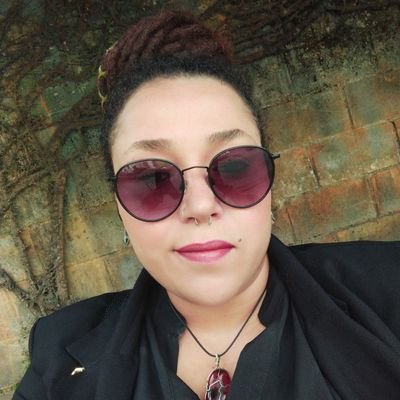 Tecendo comentários rasos aqui desde 2009
Mãe da Victoria, caçadora de Aliens e entusiasta de profecias e conspirações.
Apreciadora de cervejas duvidosas...