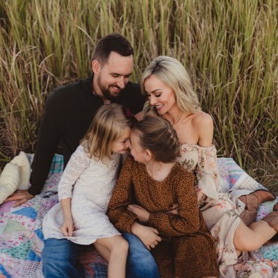Wife 💍 🦇 • Girl Mom 💕• Saved by Grace ⛪️ •
Entrepreneur/Investor/Blogger 🏡 👠