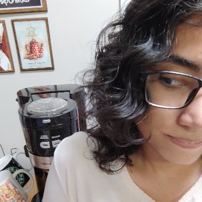 JulianeMss's profile picture. Gosto de café e RPG.