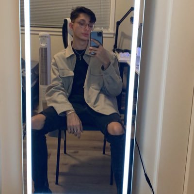 Jeremyyy_L's profile picture. i dont know whats goin on