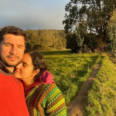 Mujer, madre, esposa, Scout, T.O. aspirante a Mg, cruzada, amante de la música sobretodo chilena, roja de sangre y alma, incrédula pero creo en un mundo mejor!