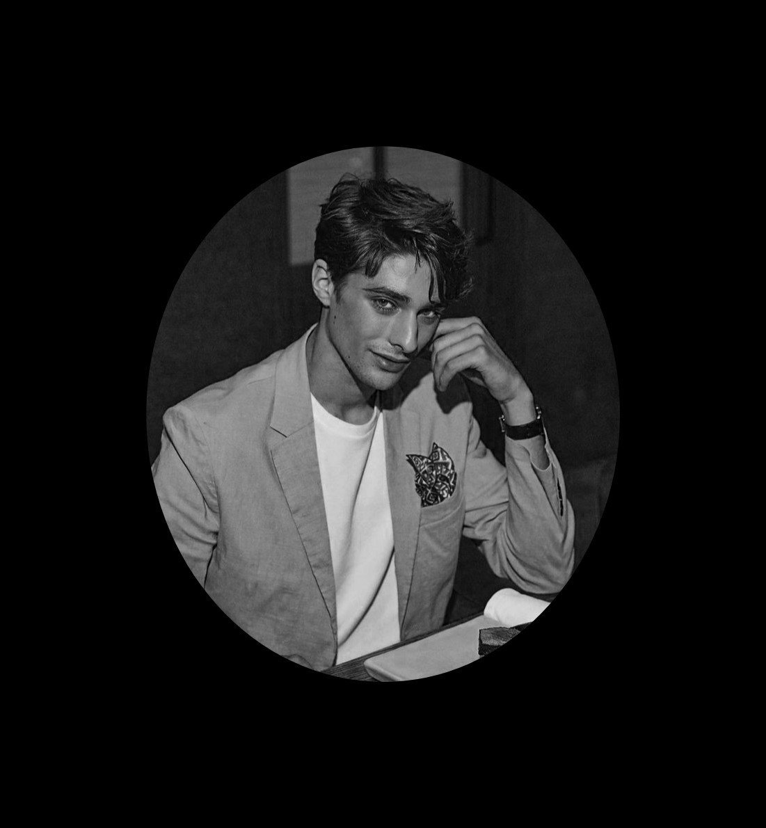 𝙋𝙍𝙀𝙏𝙀𝙉𝙎𝙀 ㅡ 𝐌𝐚𝐱𝐞𝐧𝐜𝐞 𝐃𝐚𝐧𝐞𝐭-𝐅𝐚𝐮𝐯𝐞𝐥. Model turns Actor whose eyes will scatter the azure but smile will make the sun shunned away.