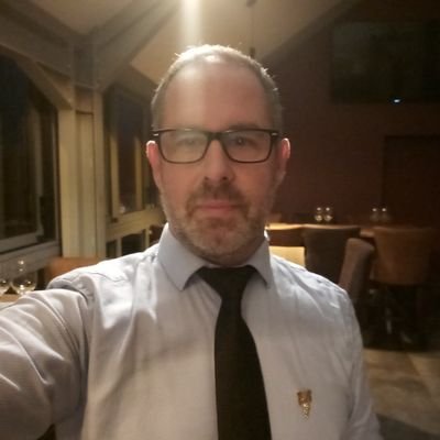 Sommelier depuis 28 ans, fondateur du Guide du sommelier, caviste privé