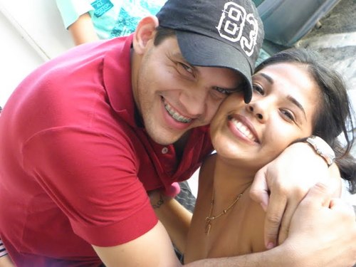Feliz,casada, estudante de adminstração,amo a vida e meu esposo querido!!!!