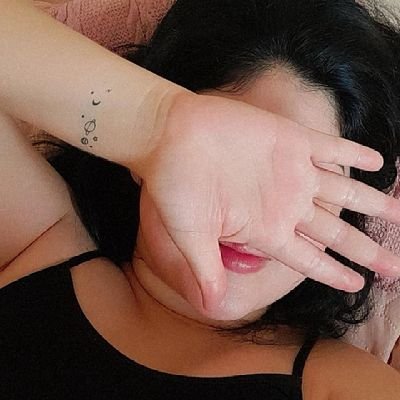 CarvalhoMSheila's profile picture. Sou forte. Meio doce e meio ácida. Em alguns dias acho que sou fraca. E boba.