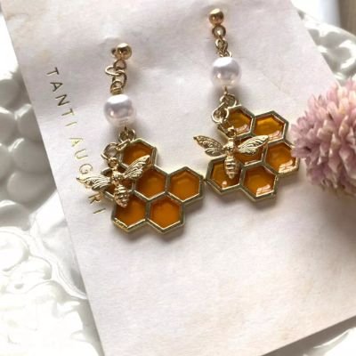 Lapin_Blanc25's profile picture. ハンドメイドをMinneで販売しておりますよろしかったらご覧下さい🌞
リンクからMinneに移動できます
YouTubeで樹脂粘土で動物の置物など作ってる動画あげてますよろしかったらご覧下さい🐰