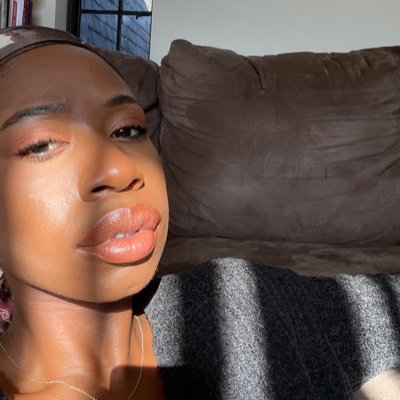 Chineeeyeeh's profile picture. 