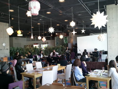 ChinaMusicCafeは名古屋市 栄 ナディアパーク 7thcafe にて、月１開催している中国の文化・音楽をテーマとしたカフェ企画です。中国楽器の二胡ライブ、中国カルチャー講座、C－POPのMV紹介、中国語教室などを企画！来場者、出演者募集中。お気軽にご来店下チャイ。