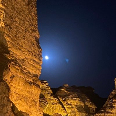ياقو عزمي يوم نويت فرقاك .. وانتى مكانك بين رمشي وعيني .. خذاك مني دربك اللي تنحاك.. وايست منك عقب مانتى يميني ..