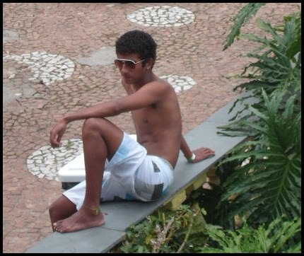 “Sou só mais um menino brincando feliz com a sua bola. E quero continuar assim, para ser que nem você, Pai”.