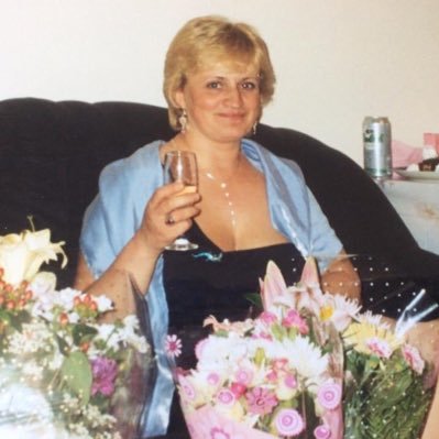 Owner of GGCrystal Candles. Passionate about arts & crafts, and hair styles, fashion, design, sustainable living, and nature.