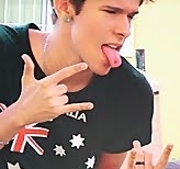 17 anos, Aquariano, Cantor e Compositor, Um cara que gosta de aproveitar a vida e ser Feliz. Contato: DiegoHellermann@hotmail.com -Enjoy