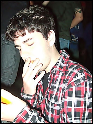 Eu sou Bem Pior Do que vc ta vendo :D . Sou Apaixonado por uma boa Vodka . Quero Que você c foda =] não ligo pra porra nenhuma :D a msn é deeh_psy@hotmial.com