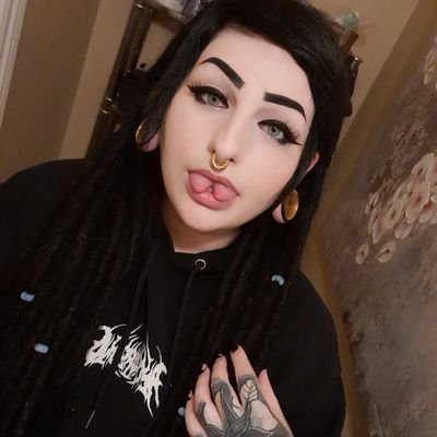 Vegan. Goth. Split tongue. Tattooed + Pierced. Fetish/Kink friendly.

NSFW 18+ Adult Content.

https://t.co/j0HBaNxIBT