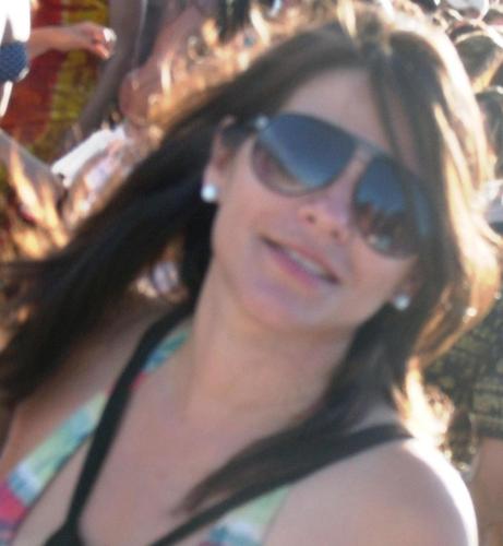 Moro em belém do Pará... MÃE coruja, cirurgiã-dentista, amante de um futebol habilidoso, apaixonada por música e adoro uma diversão! Sigam-me os bons! rs