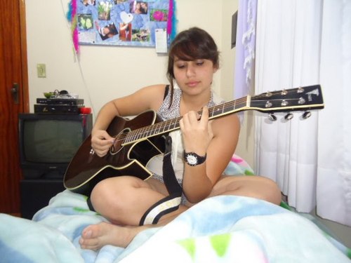 pensa numa pessoa q ama musica! adoro pegar meu violão e compor musicas adoro fika escutando @ClaudiaLeitte,@Paulafernandes7 mais? segue e descubra :)