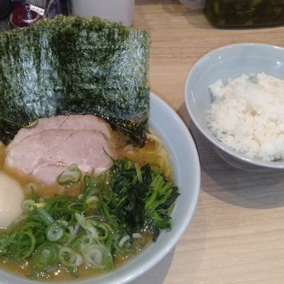 好き→ラーメン二郎
　　　ボードゲーム
　　　卓球
　　　バイク(マグナ50)



無言フォローごめんなさい！！！

仲良くしてね❤