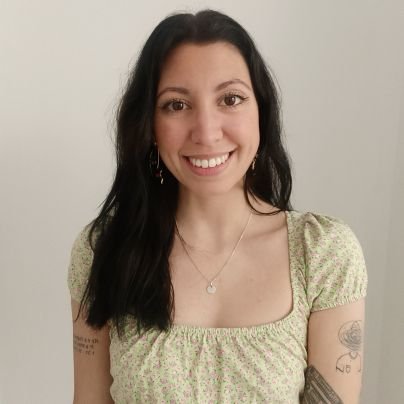 20, imperfecta, optimista. La vida pasa y es corta, no esperes, vívela y sé feliz. Sin música no sería persona. Sensible pero nunca débil. Vivo por impulsos.