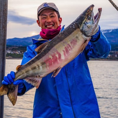 【1匹のさかなから始まる豊かな人生に貢献する】秋田県にかほ市で定置網と素潜り漁してます🌊漁師歴11年目🐟 漁師は魚の出発点。獲った魚を美味しく食べてもらえるように鮮度を保つ処理（活締め、神経締め）🐟前職は神奈川のデパ地下で魚屋🔪秋田の海の幸と映像をお届け！魚を見るのも食べるのも大好き！！魚好きは大体トモダチ🤝