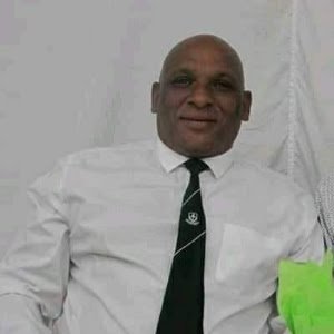 LouwSir's profile picture. Al bloei die Apie se bek die Surkus moet aangaan