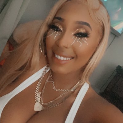 Facebook: Miilky Maarie🌬🥵 2️⃣8️⃣Years Young 🎂 Aquarius Gang ♒️💕 Bisexual 😉🏳️🌈 CA 🌤🌴
