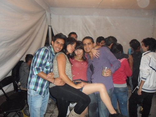 pOez zOy buena Onda, me guzta zalir a dar el rOll, hechar el tragO de vz en cuandO y maz...