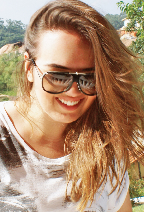 Natalia Barnabá, paulista, blogger and buyer assistant at Le Lis Blanc.