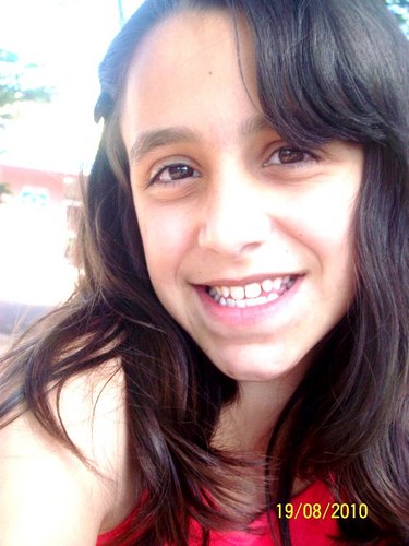 Sou aquela garota que ama mais do que deve.Que se diverte mais do que precisa.Mas sou aquela que não se preocupa com quem entra na sua vida para atrapalhar.