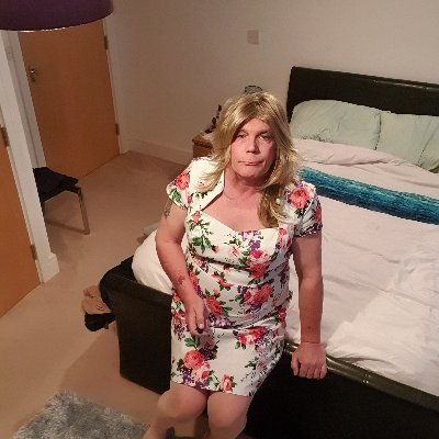 im a bottom only part time tv from kent in the UK. love to dress to please and going on dates to tv friendly pubs and clubs. NO PAID services please