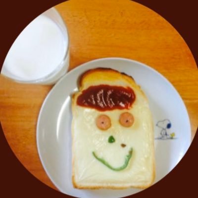 手と足ばかり撮っています。 初めましてさんと二度目ましてさんも撮っています。と言っても気になったもの、人、猫、なんでも撮っています。背伸びして、丸まって、おしりつけて、腹筋プルプルさせて、寝転んで、這いつくばってパチリ。写真と猫と人が好き。時々、展示。映える写真はございません。