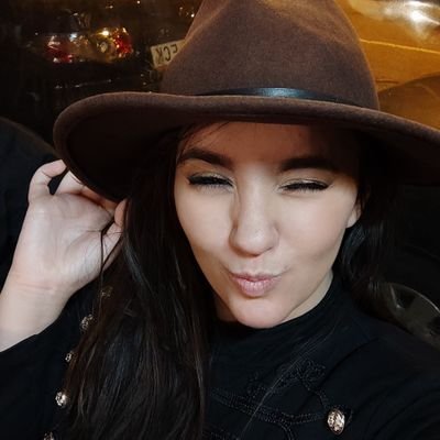 Dayanae_13's profile picture. Soy un saco de azúcar enfadado y aguacate a medio madurar 🥑 Leer, jugar, comer y dormir, quizá no por ese orden. 🎮📖🍫😴
Filóloga y profesora de secundaria...