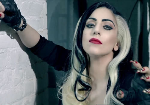 eu amo lady gaga porque ela me ve como eu realmente sou