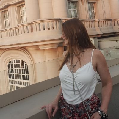 Del lado de la grieta en la que los bolsos se usan para llevar ropa.
Antifeminazi | Antifemitonta
Antipensamiento único.
Bruja de corazón de vaca