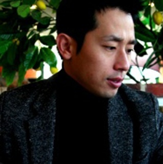 DarkHorse1980's profile picture. 찻잔에 돌을 던지면 
태풍과도 같지만
드넓은 바다에 돌을 던지면
한낱 티끌과도 같은것.
그대 마음을 바다와 같이 한다면
이 세상에 그대를 쥐고 흔들 수 있는것은
아무것도 없으리라.