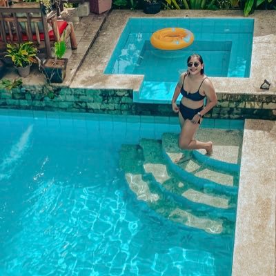 itskrizette's profile picture. She is delightfully chaotic; a beautiful mess. Loving her is a splendid adventure. 2 Corinthians 5:7 ✨