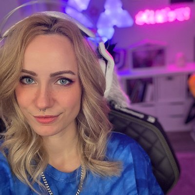 Twitchstreamerin 🖥️ | Kreativer Kopf 🎨 | Japan-Liebhaberin 🌊 | She/her | Find me here: https://t.co/Blt7Yp528I