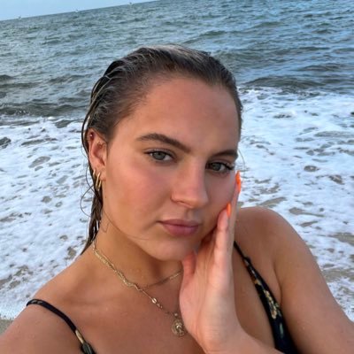 carlishea33's profile picture. :)