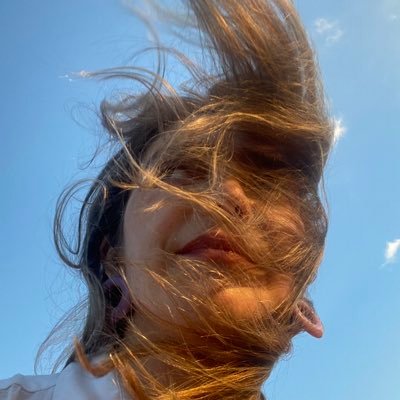 Atriz. Criadora da produtora Casa de Zoé. Diretora do espetáculo Candeia. Uma latino-americana.