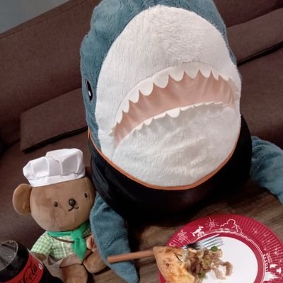 I am a shark born ikea. I love to eat and talk! (My favorite food is pizza)
I'll be tweeting about the daily life of me and my friends! 日本語もだいじょうぶです！