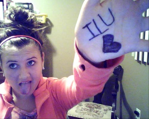 I LOVE CODY SIMPSON, WIZ KHALIFA & JUSTIN BIEBER. If you do to follow me :D
