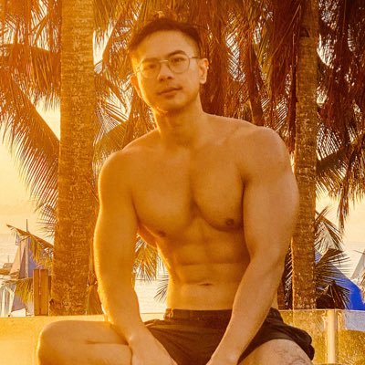 When all else fails, remove your shirt. 🌈 🌴💪