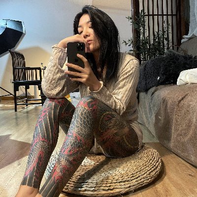 Working as a tattoo artist for 3 years and investing in US stocks for 1 year. Stayed on Twitter for 1 month and used WhatsApp for a long time, you can chat with